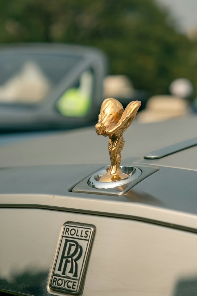 rolls-royce iconic sign for wealth, using the photo for my blog post in vortex